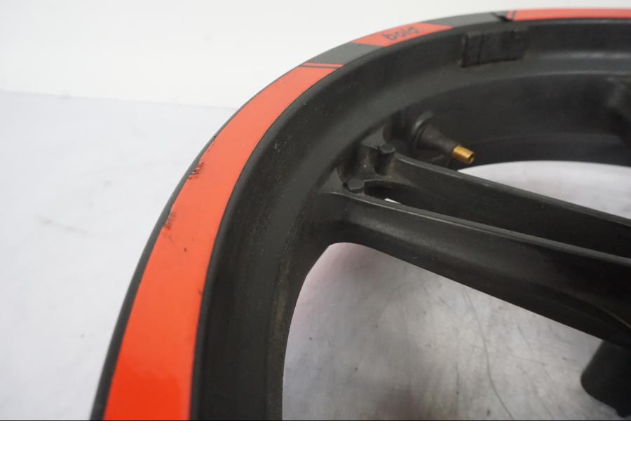 Höger sida på Fälg från en Yamaha YZF-R 125 -2008 motorcykel.