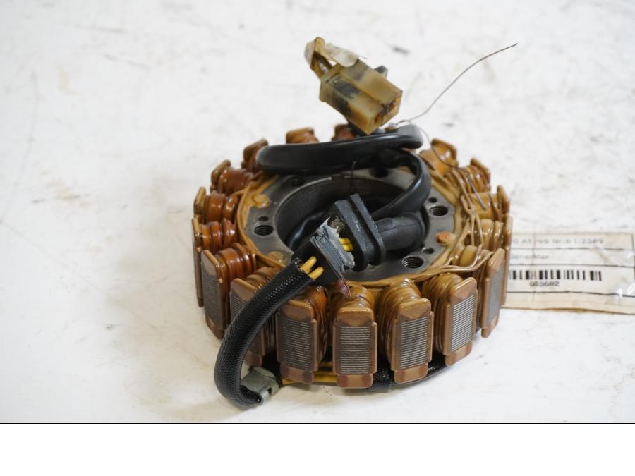 Framsidan på Generator från en Honda XRV 750 -1999 motorcykel.