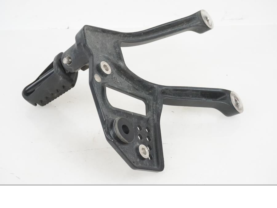 Vänster sida på Fotpinnefäste från en H-D Adventure Pan America Special RA1250S -2021 motorcykel.