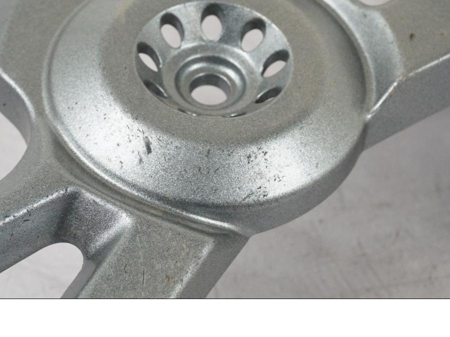 Vänster sida på Ramskydd från en Kawasaki Z 900 -2019 motorcykel.