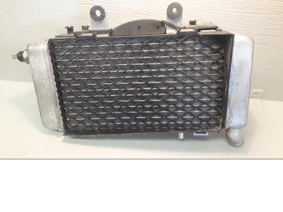 Framsidan på Vattenkyl från en Honda VFR 800 -2000 motorcykel.