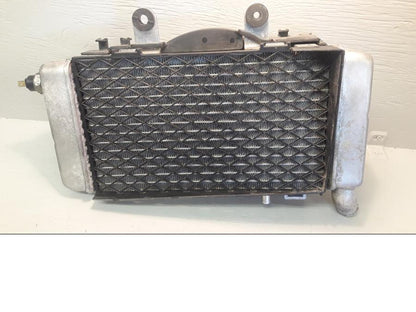 Framsidan på Vattenkyl från en Honda VFR 800 -2000 motorcykel.