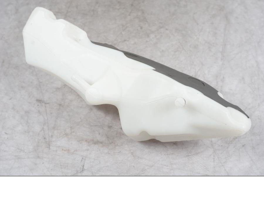 Baksidan på Vattenexpansionskärl från en Ducati Multistrada V4 -2024 motorcykel.