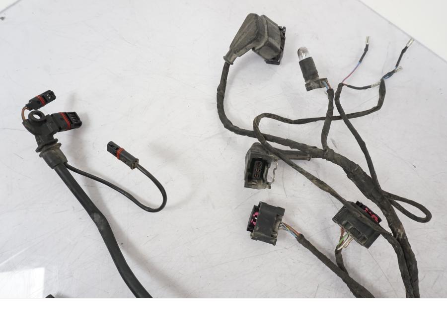 Snett nerifrån på Kabelstam från en BMW R 1200 GS -2005 motorcykel.