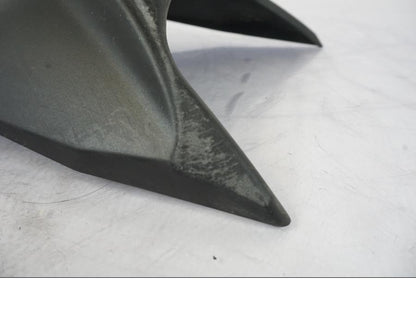 Snett nerifrån på Svingskärm från en KTM 790 Duke -2019 motorcykel.