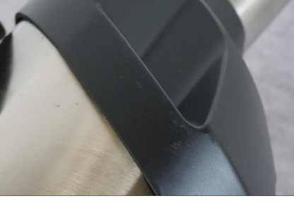 Snett nerifrån på Ljuddämpare från en Triumph Tiger 800 XC -2012 motorcykel.