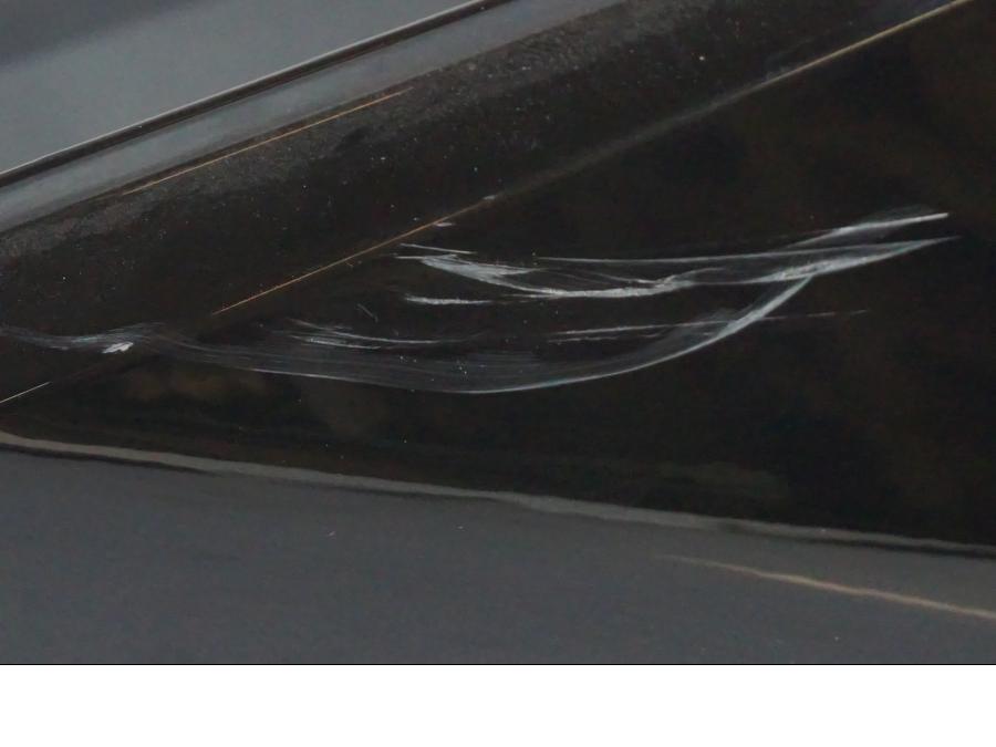 Snett nerifrån på Bensintankskåpa från en KTM 1290 Super Duke R EVO -2023 motorcykel.