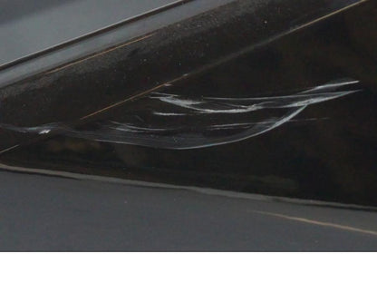 Snett nerifrån på Bensintankskåpa från en KTM 1290 Super Duke R EVO -2023 motorcykel.