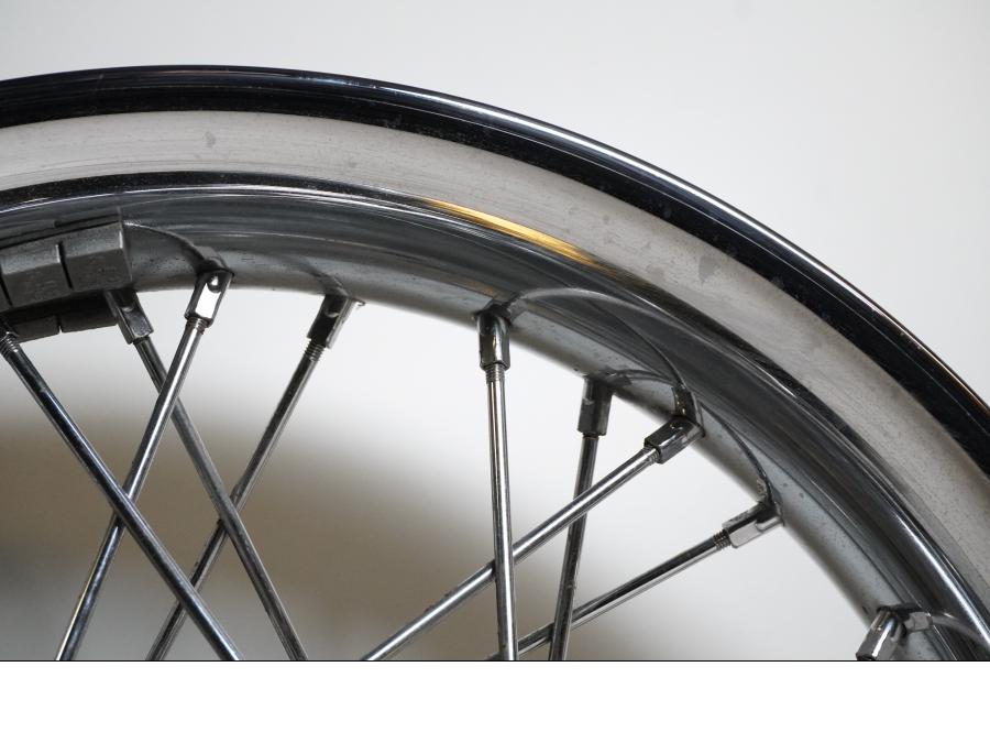 Extrabild6 på Fälg från en H-D Touring Road King FLHRC -2016 motorcykel.