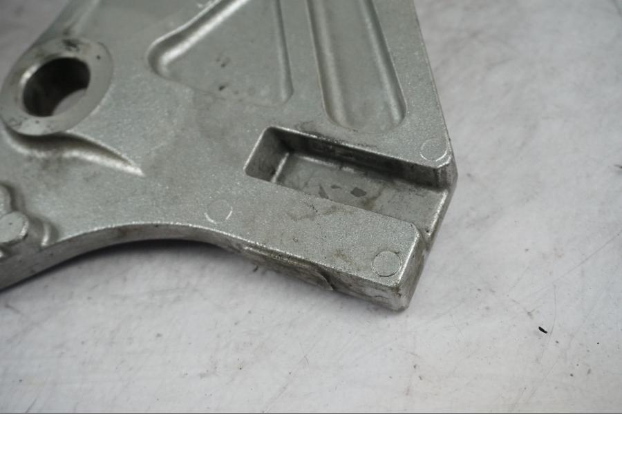 Snett uppifrån på Bromsoksfäste från en Kawasaki Z 1000 -2008 motorcykel.