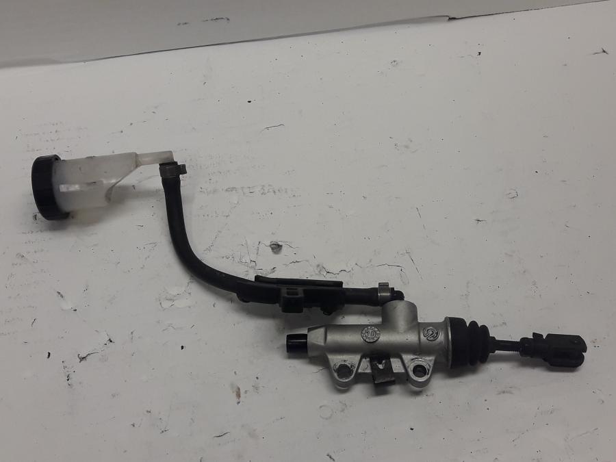 Framsidan på Bromshuvudcylinder från en BMW F 800 ST -2010 motorcykel.