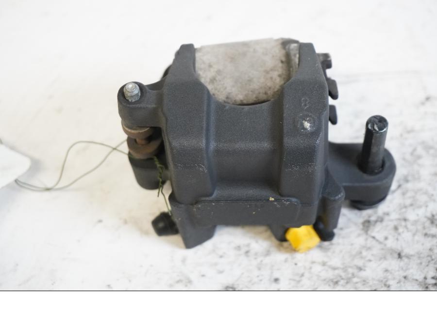 Höger sida på <p>Bromsok bak från Yamaha YZF 1000 R1 2009.</p>

<p>Nissin. Ett kolvs ok.</p> motorcykel.