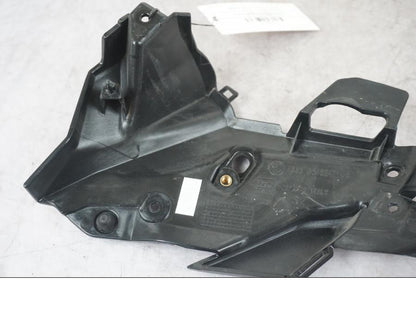 Snett uppifrån på Strålkastarkåpa från en BMW F 800 R -2018 motorcykel.