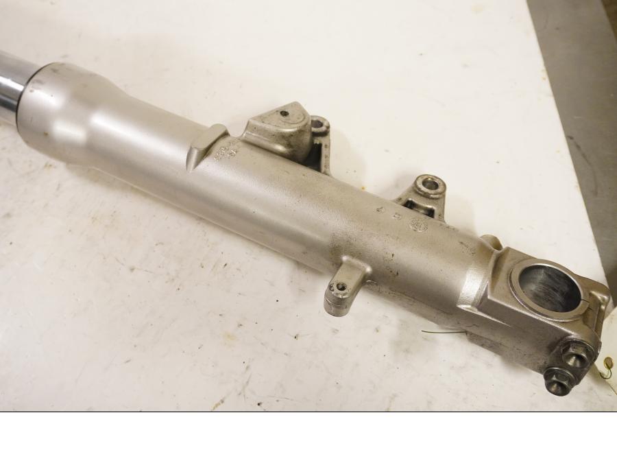 Vänster sida på Gaffelben från en Suzuki GSX-R 600 -2000 motorcykel.