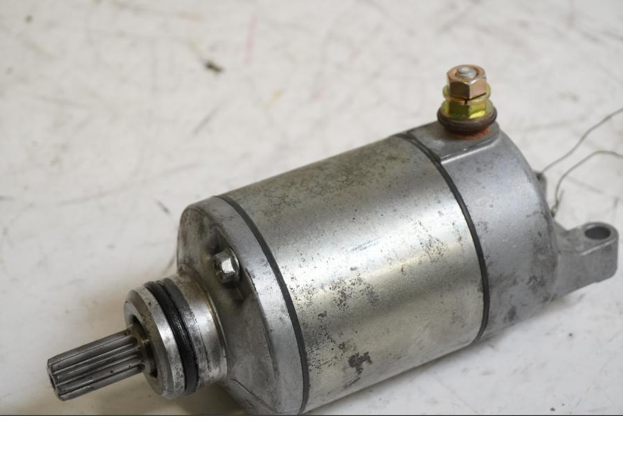 Framsidan på Startmotor från en Suzuki GSX-R 600 -2004 motorcykel.