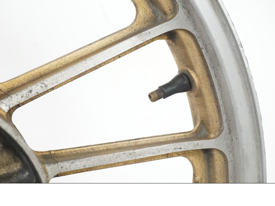 Snett uppifrån på Fälg från en Suzuki GSX 550 EF -1985 motorcykel.