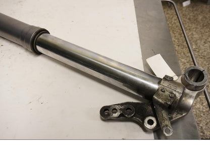 Snett nerifrån på Gaffelben från en KTM 625 SMC -2005 motorcykel.