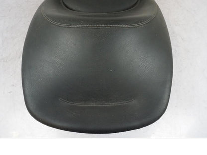 Snett nerifrån på Sadel från en BMW K 1600 GTL -2015 motorcykel.