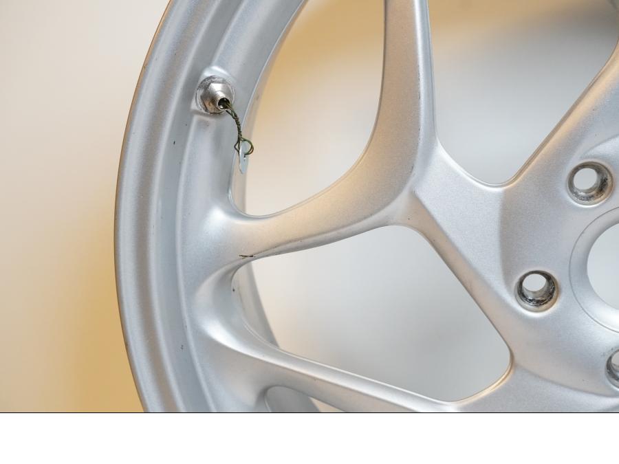 Snett nerifrån på Fälg från en BMW F 800 ST -2008 motorcykel.