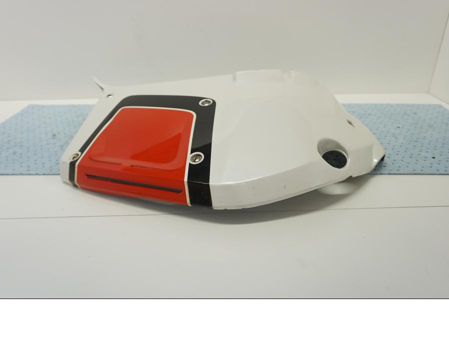 Baksidan på Sidkåpa från en Suzuki GSX 550 -1985 motorcykel.