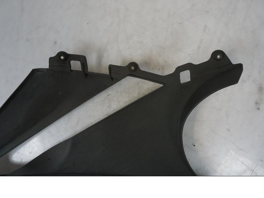 Snett nerifrån på Magkåpa från en Kawasaki ER-6F -2010 motorcykel.