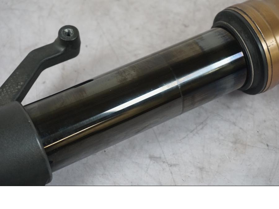 Snett nerifrån på Gaffelben från en Kawasaki ZX-10R -2008 motorcykel.