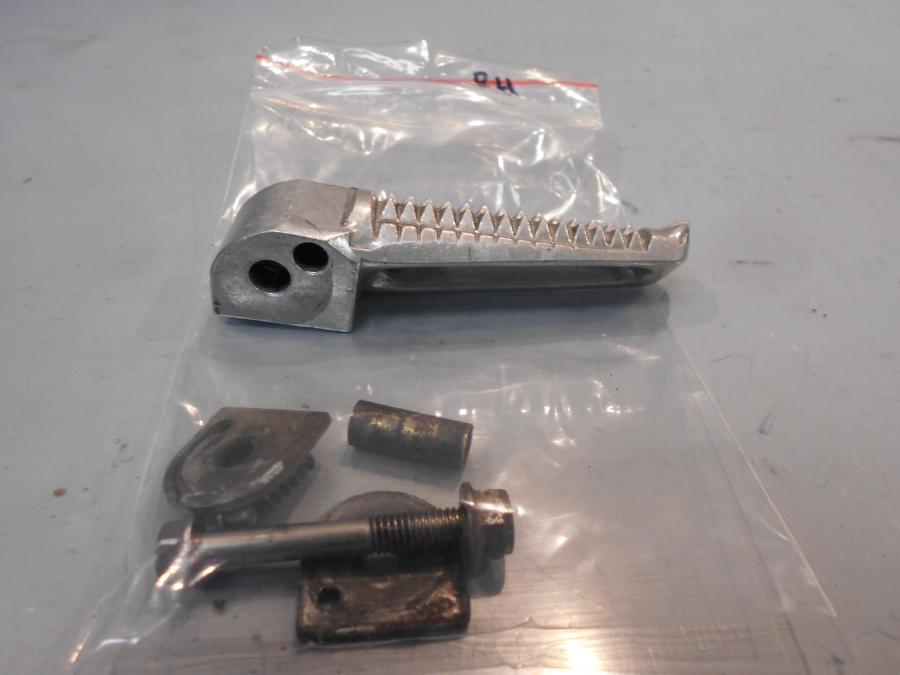 Framsidan på Fotpinne från en Yamaha TRX 850 -1996 motorcykel.