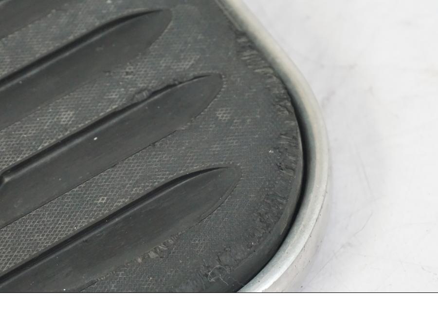 Vänster sida på Fotplatta från en Yamaha XVS 1100 -2004 motorcykel.