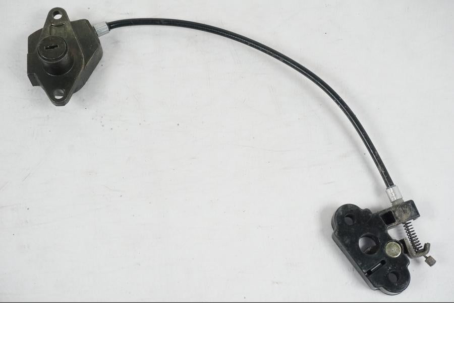 Extrabild3 på <p>Låssats från Kawasaki ZXR 400 1992.</p>

<p>Tändningslås, tanklock, sadellås och 2st nycklar.</p> motorcykel.