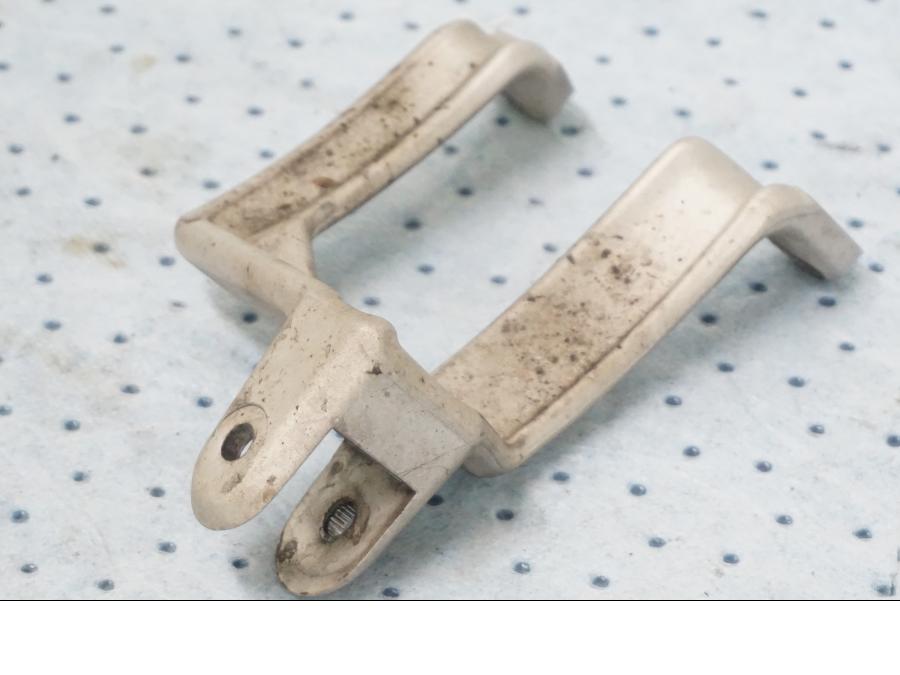 Höger sida på Fotpinnefäste från en KTM 690 Duke -2008 motorcykel.