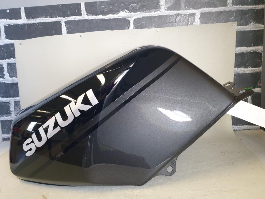 Höger sida på Bensintank från en Suzuki RG 125 -1993 motorcykel.