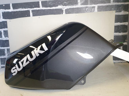 Höger sida på Bensintank från en Suzuki RG 125 -1993 motorcykel.