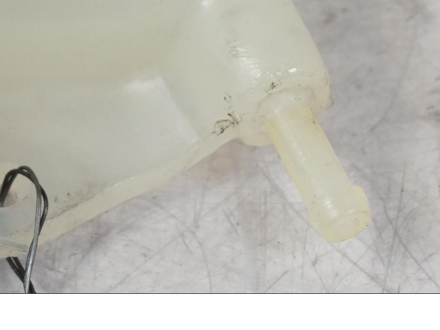 Snett uppifrån på Vattenexpansionskärl från en Suzuki GSX 1300 RX -1999 motorcykel.