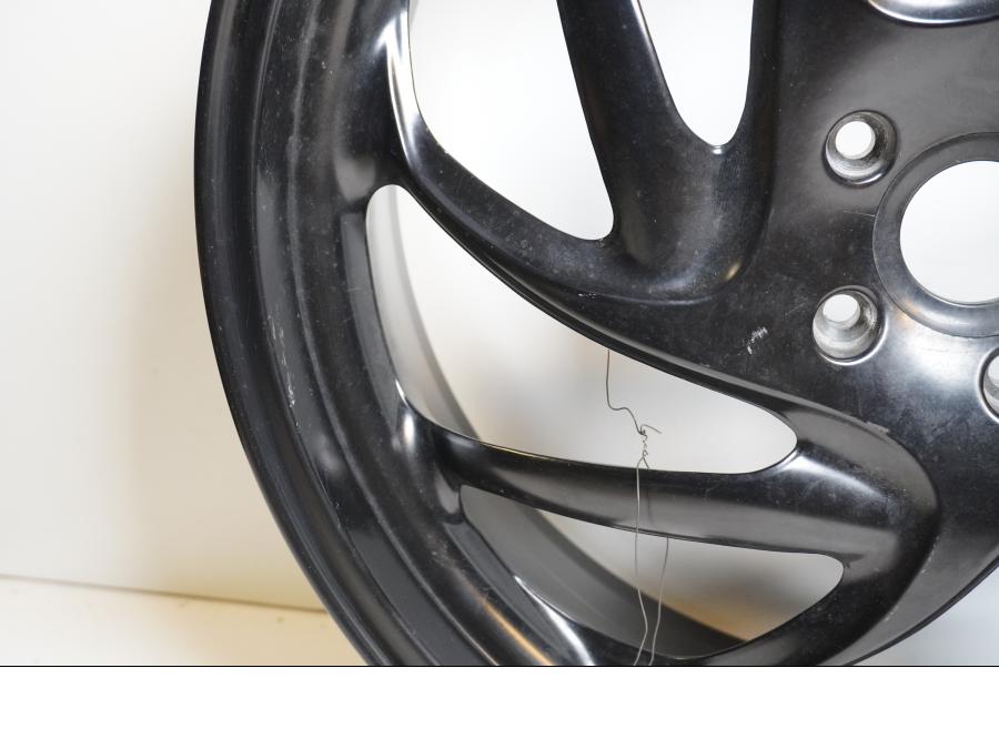 Snett nerifrån på Fälg från en BMW F 800 S -2009 motorcykel.