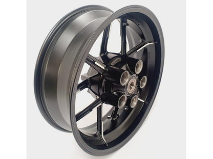 Vänster sida på Fälg från en Ducati Scrambler Icon -2021 motorcykel.