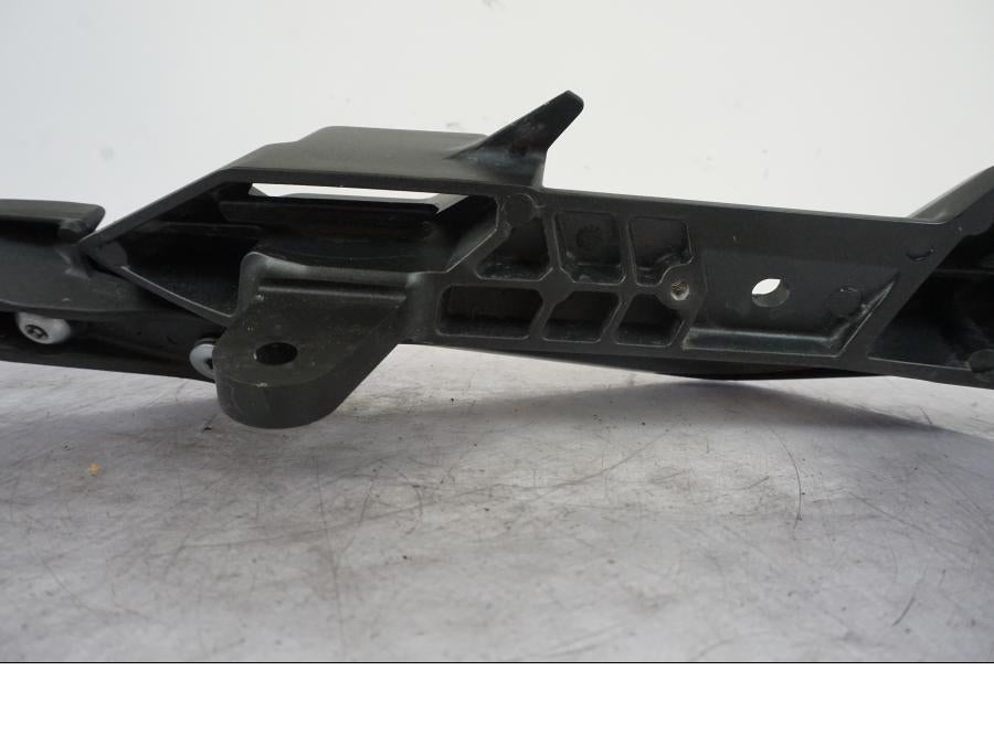 Snett nerifrån på Passagerarhandtag från en Kawasaki Versys 650 -2014 motorcykel.