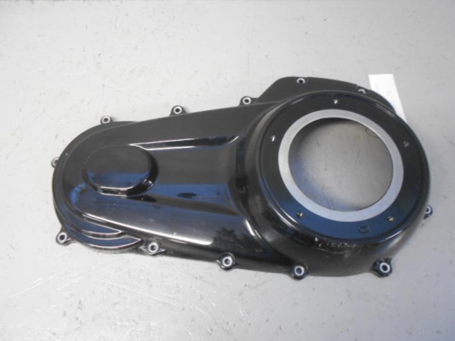 Framsidan på Transmissionskåpa från en H-D Street Glide FLHX -2018 motorcykel.