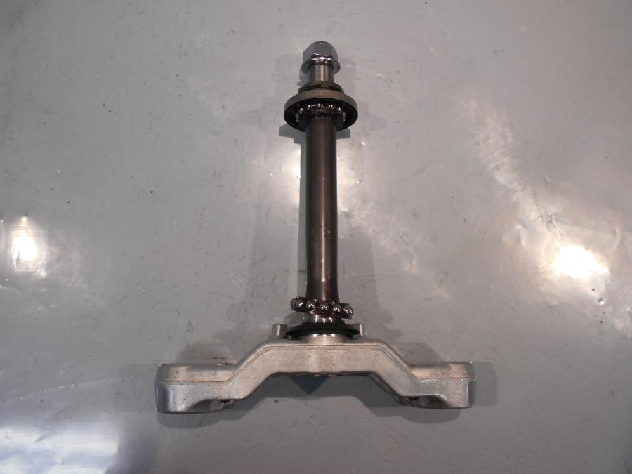 Baksidan på Gaffelkrona från en Yamaha TRX 850 -1996 motorcykel.