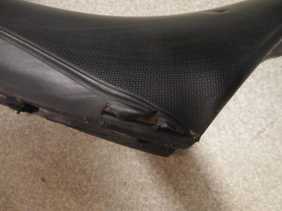 Snett nerifrån på Sadel från en KTM 640 Duke -2001 motorcykel.