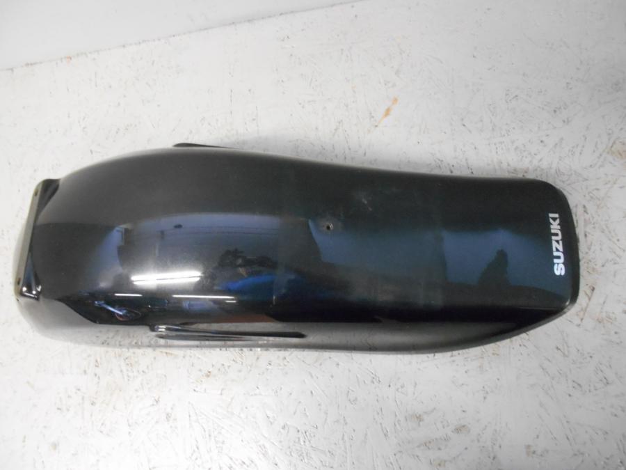 Framsidan på Bakskärm från en Suzuki VZ 1600 -2004 motorcykel.