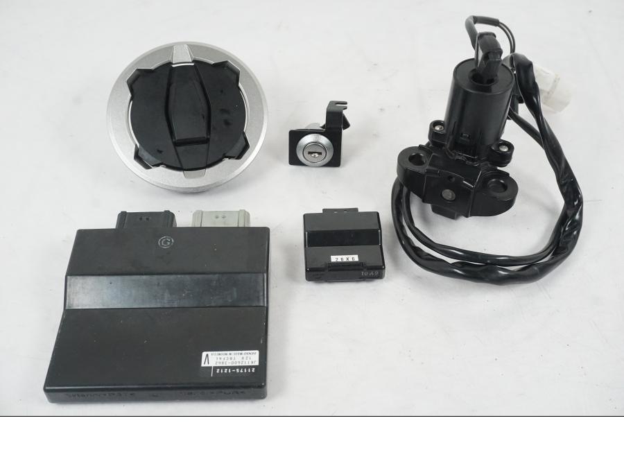 Framsidan på <p>Låssats från Kawasaki Z 900 ABS 2017.</p>

<p>Tändningslås, 1st nyckel, tanklock, sadellås, ignition immobilisor och CDI/ECU.</p> motorcykel.