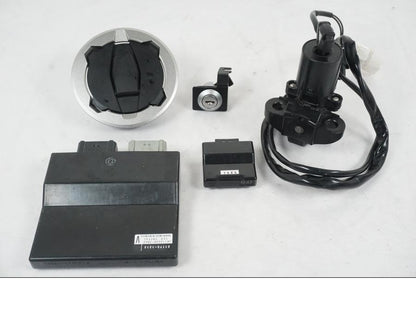 Framsidan på <p>Låssats från Kawasaki Z 900 ABS 2017.</p>

<p>Tändningslås, 1st nyckel, tanklock, sadellås, ignition immobilisor och CDI/ECU.</p> motorcykel.