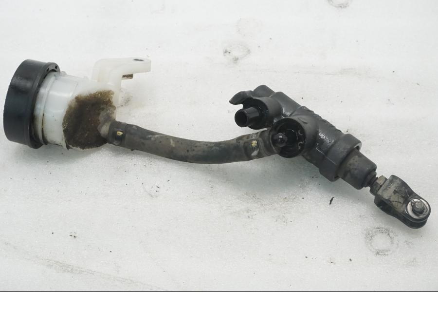 Framsidan på Bromshuvudcylinder från en BMW R 1200 GSA -2017 motorcykel.