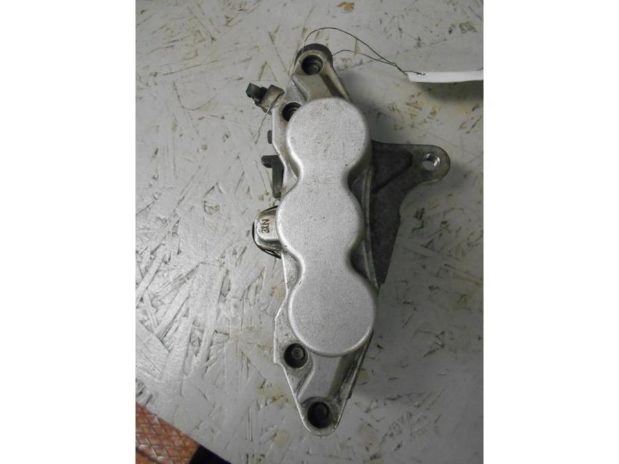 Vänster sida på Bromsok från en Suzuki VZ 1600 -2004 motorcykel.