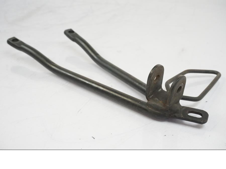 Baksidan på Fotpinnefäste från en Aprilia RS 125 -2000 motorcykel.