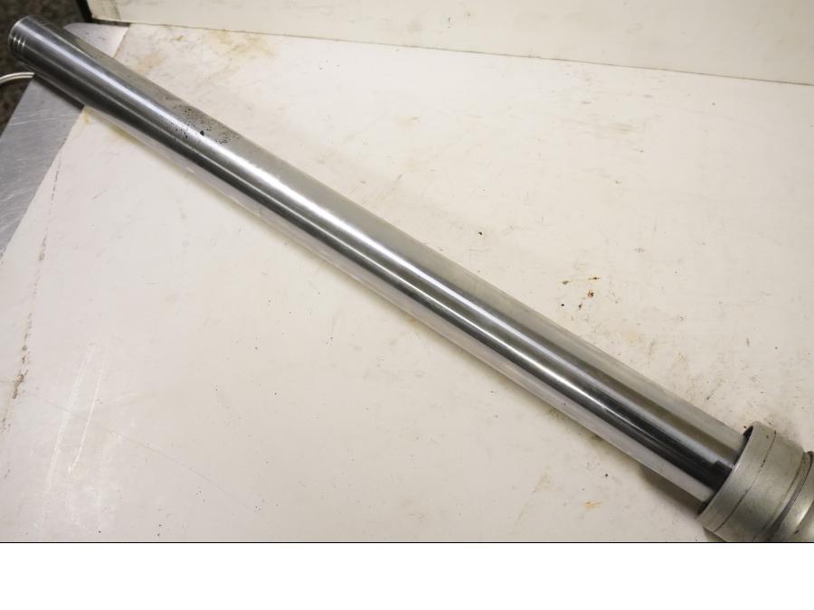 Höger sida på Gaffelben från en Suzuki DR 650 -1991 motorcykel.