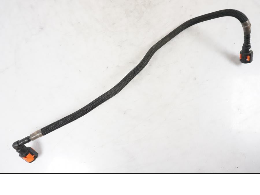 Snett nerifrån på Bensinledning från en Kawasaki ZZ-R 1400 -2009 motorcykel.