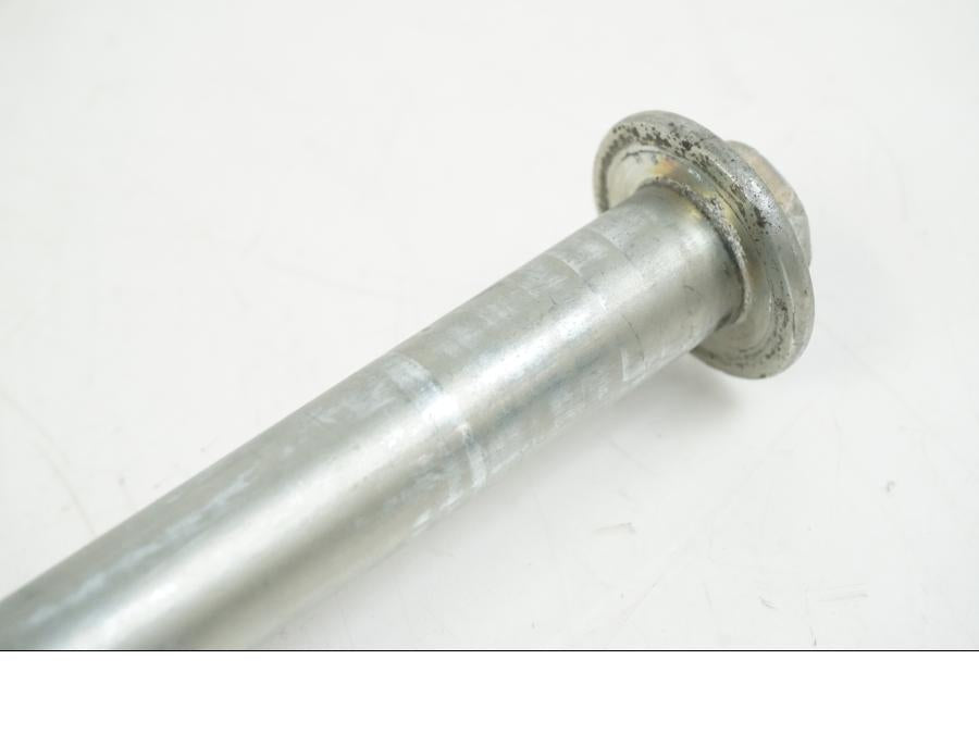 Vänster sida på Axel från en Suzuki VS 1400 -1999 motorcykel.