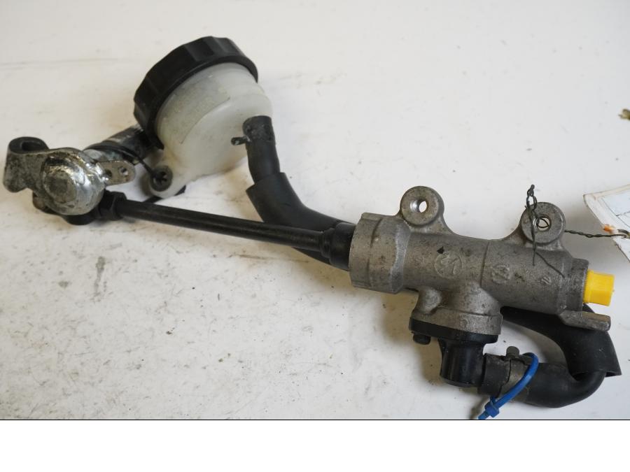 Framsidan på Bromshuvudcylinder från en Honda CB 750 SF -1999 motorcykel.