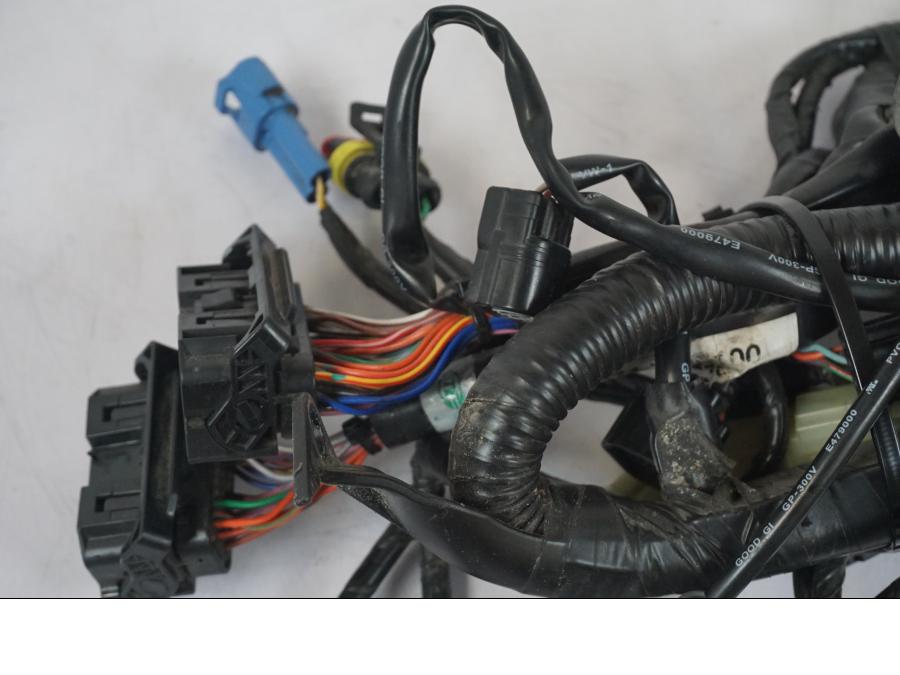 Höger sida på Kabelstam från en KTM 1290 Super Duke R -2018 motorcykel.